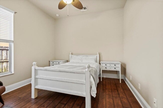 Building Photo - 5829 NW Zenith Dr