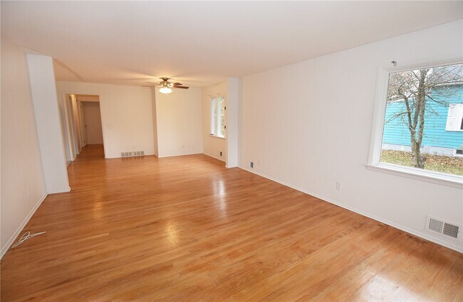 Building Photo - 300 Howland Ave