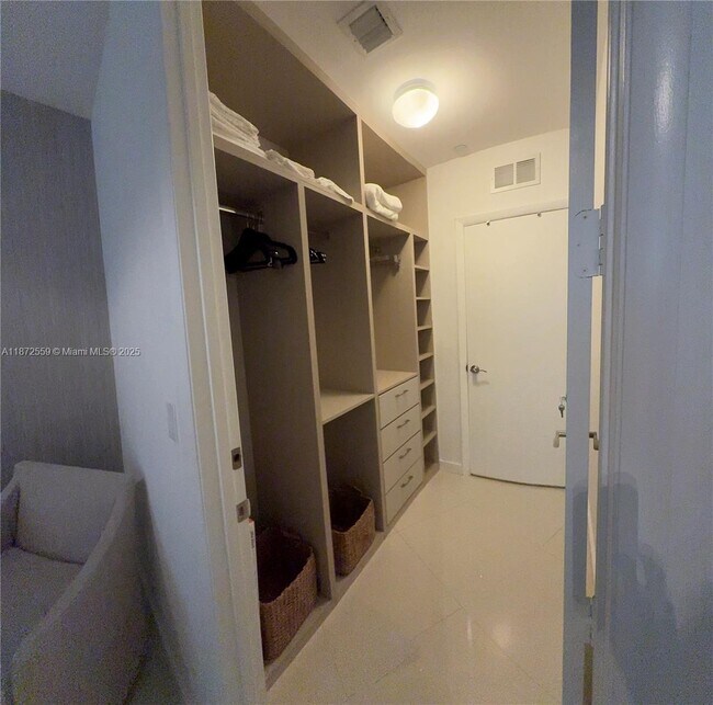 Building Photo - 15811 Collins Ave