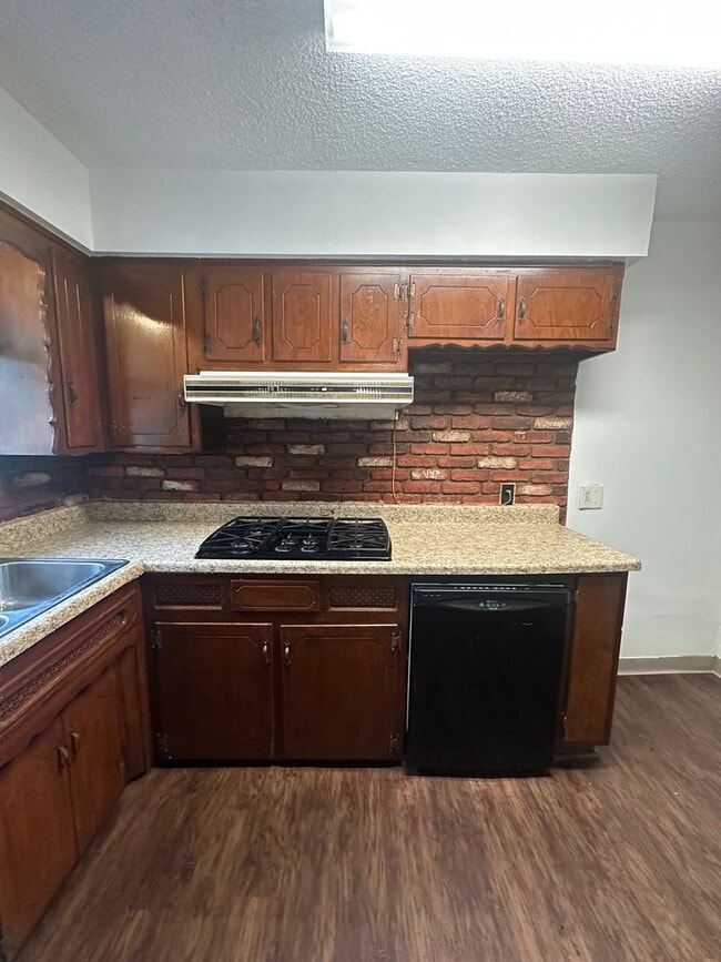 Building Photo - 4 Bed, 2 Bath, 2 dInng, 2 Living