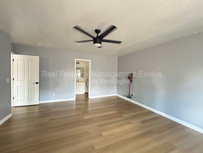 Building Photo - 4926 E Whitehall Dr