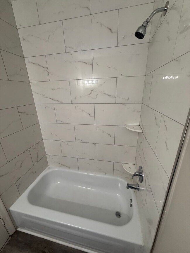 Building Photo - Must see studio apartment