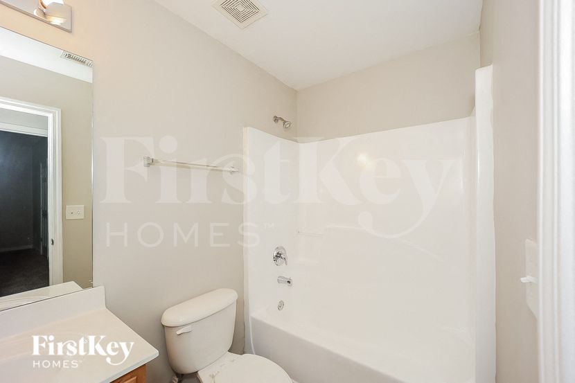 Building Photo - 5190 Upper Elm St