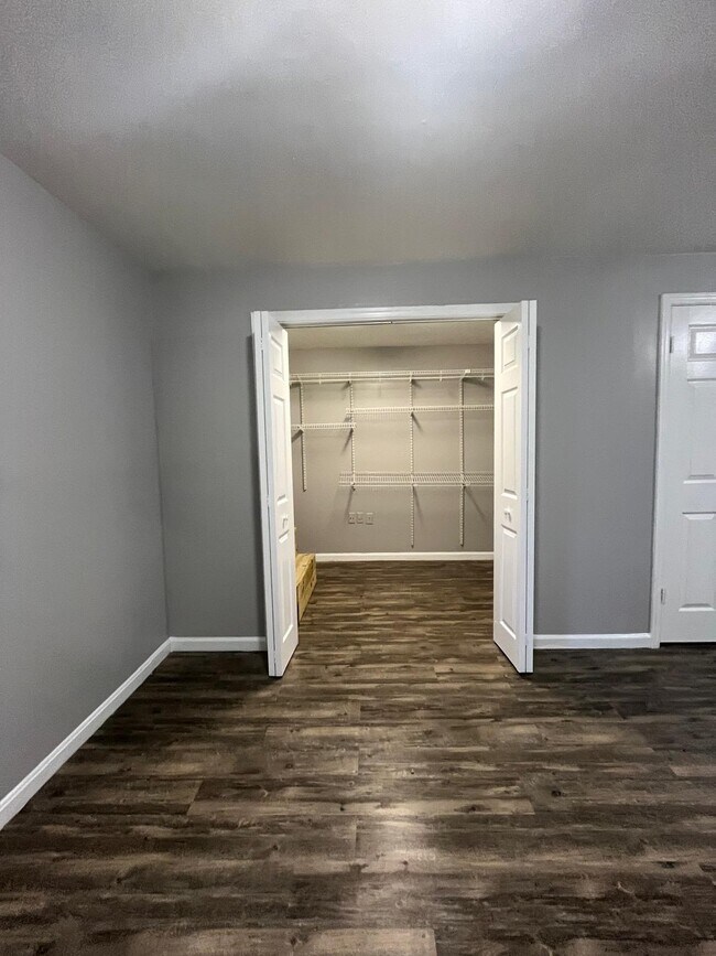 Building Photo - 4674 Mews Dr