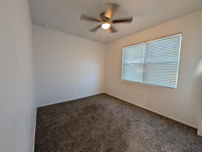 Building Photo - 9407 E Alfalfa Dr