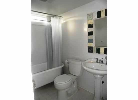 Building Photo - Broadway Hill home