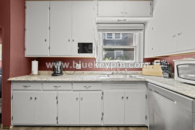 Building Photo - Fabulous Bungalow with 2 Beds, 1.5 Bathroo...