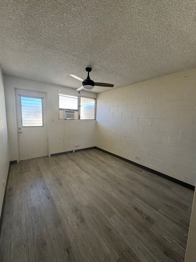 Building Photo - 2 Bed 1 Bath with 1 reserved parking in Moiliili