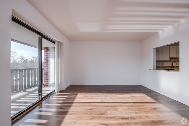 1BR, 1BA - 844SF - Living Room - Foxcroft Apartments