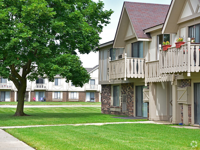 Maintained Lawns - Great Oaks Apartments