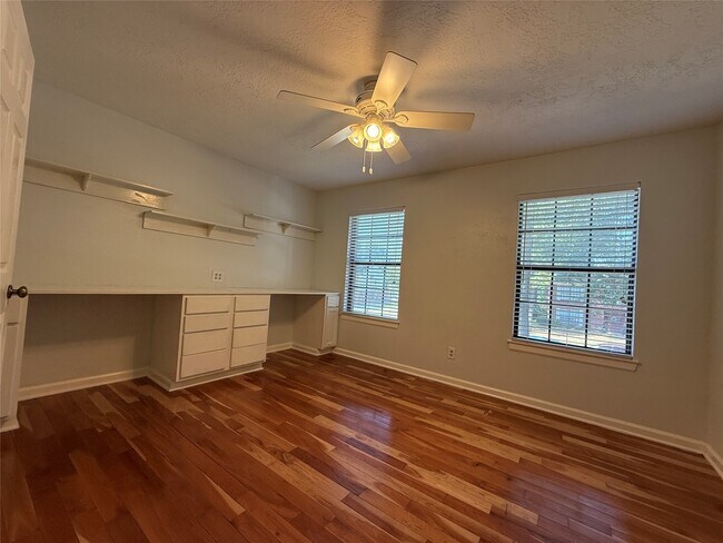 Building Photo - 4330 Meadow Springs Dr