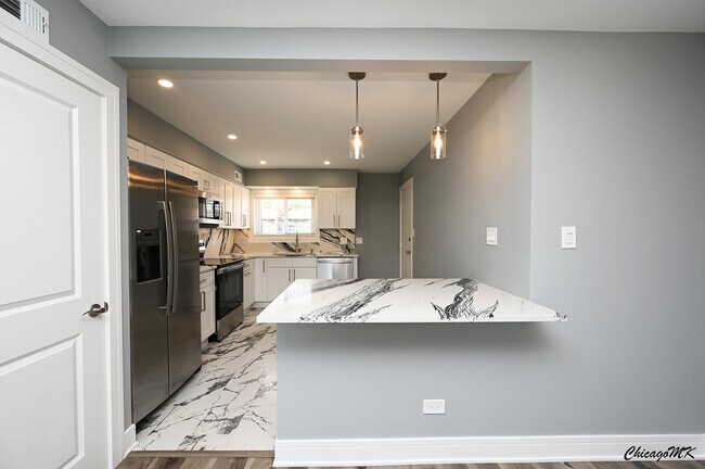 Building Photo - 9381 Bay Colony Dr