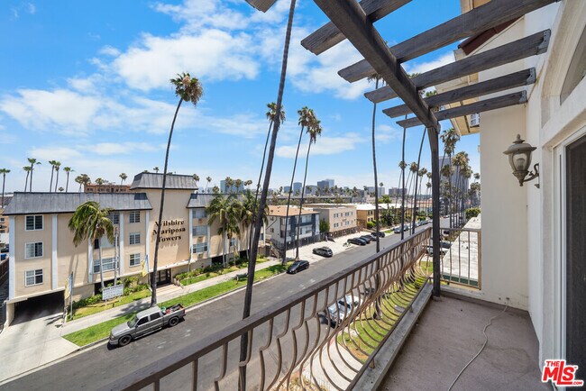 Building Photo - 309 S Mariposa Ave