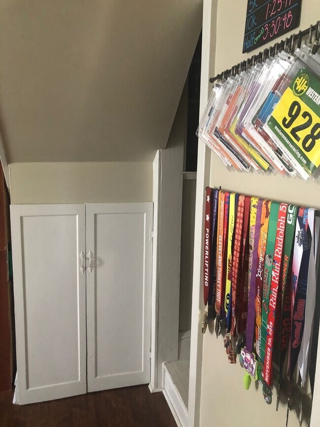 Building Photo - 2 Bedroom home with garage in Mayfield Hts!