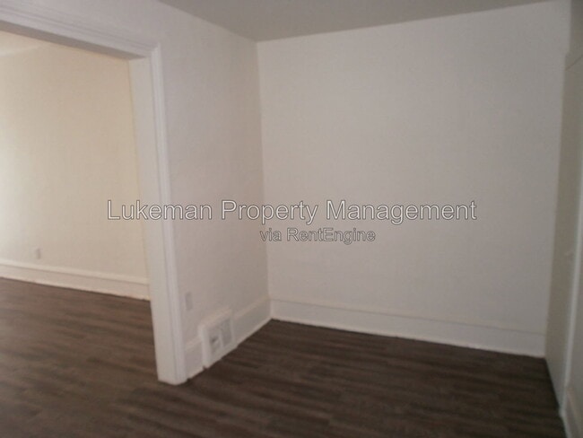 Building Photo - 932 S Park St