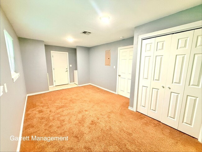 Building Photo - Spacious 5 Bedroom, 3 bath