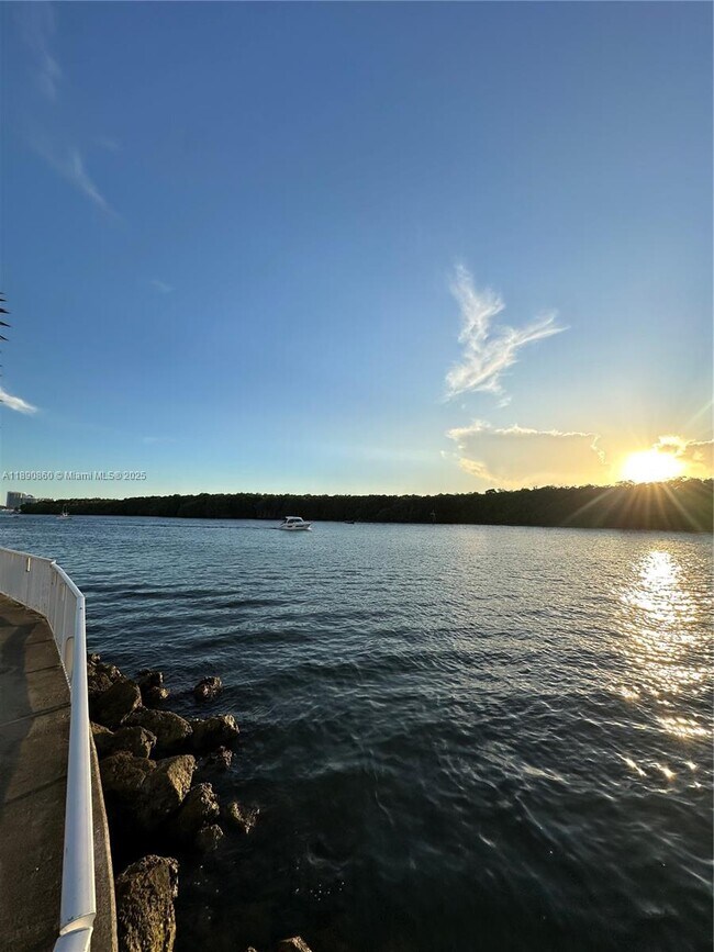 Building Photo - 400 Kings Point Dr