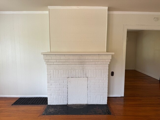 Building Photo - West AVL - Two Bedroom Bungalow Just off H...
