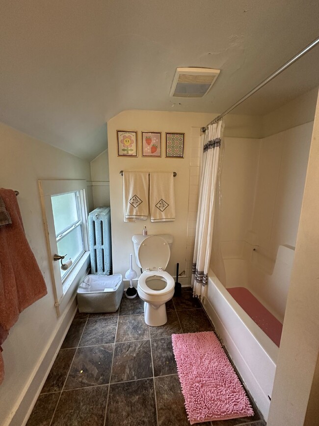 Building Photo - 4 Bed 2 Bath close to UWEC!