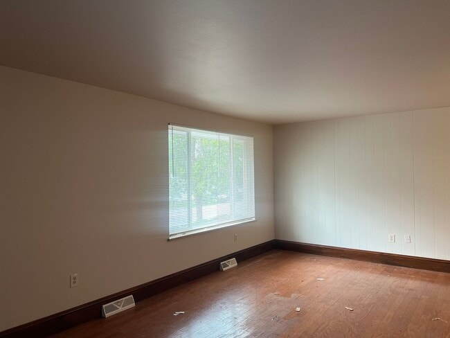 Building Photo - 2 Bed 1 Bath in Edgewater!