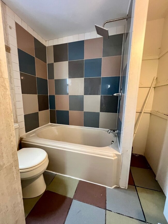 Building Photo - Stunning 4-Bedroom Townhome in the Heart of Fishtown! Available NOW!