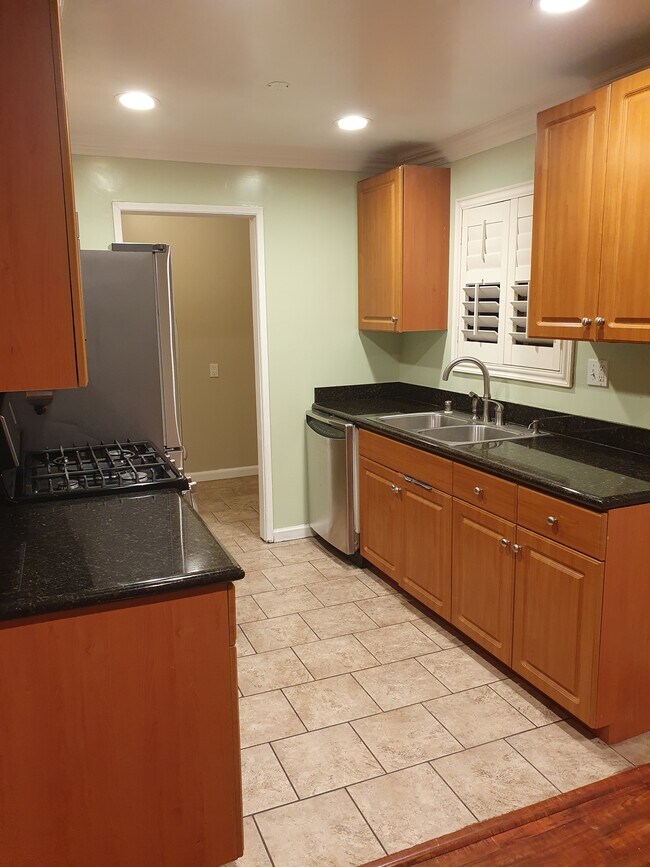 kitchen sink - 20202 Cohasset St