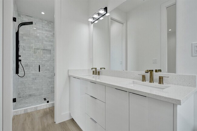 Building Photo - 606 SW 7th Ave