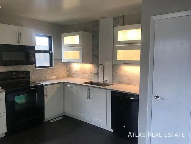 Building Photo - 1101 S Yosemite Way