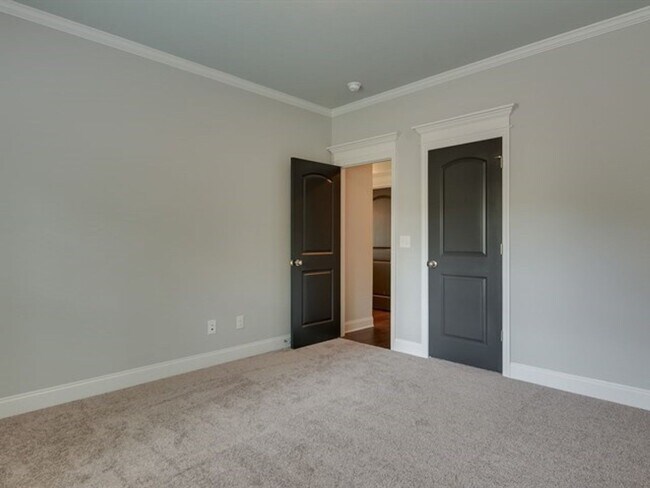 Building Photo - Centrally Located Home Sweet Home