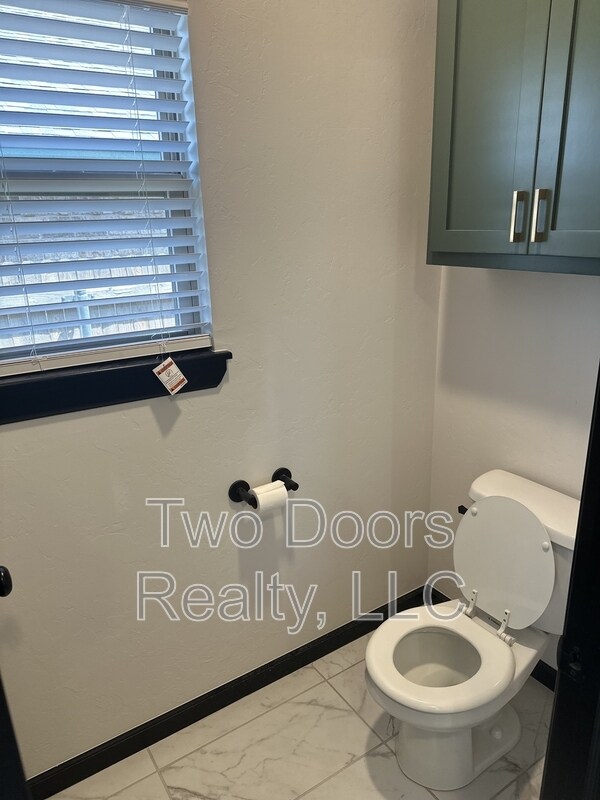 Building Photo - 2229 Roca Dr