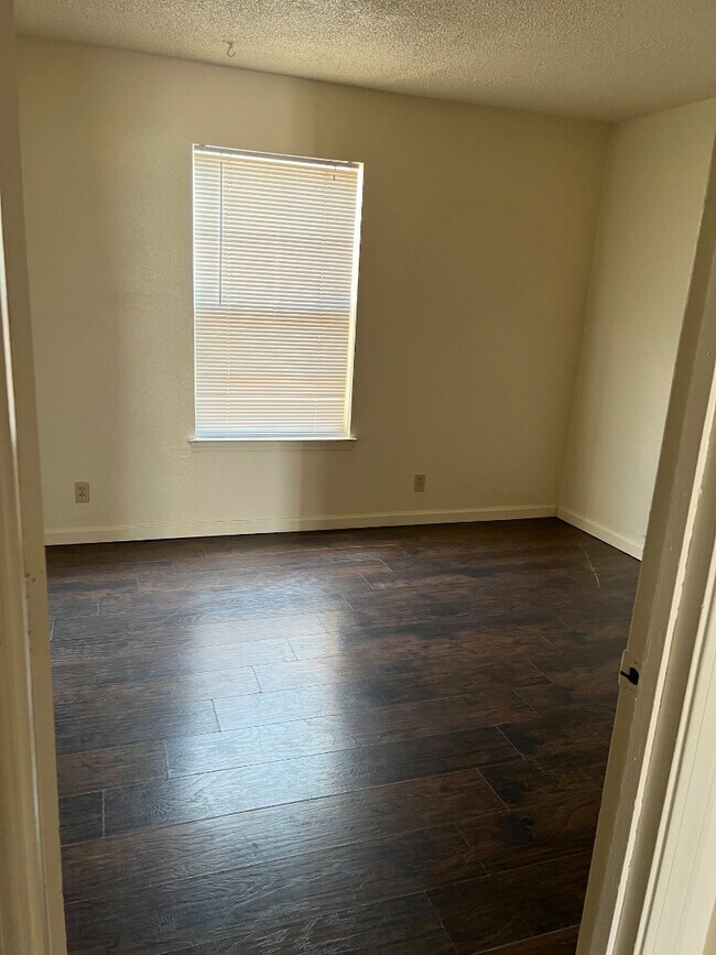 Building Photo - 920 San Pedro Dr SE