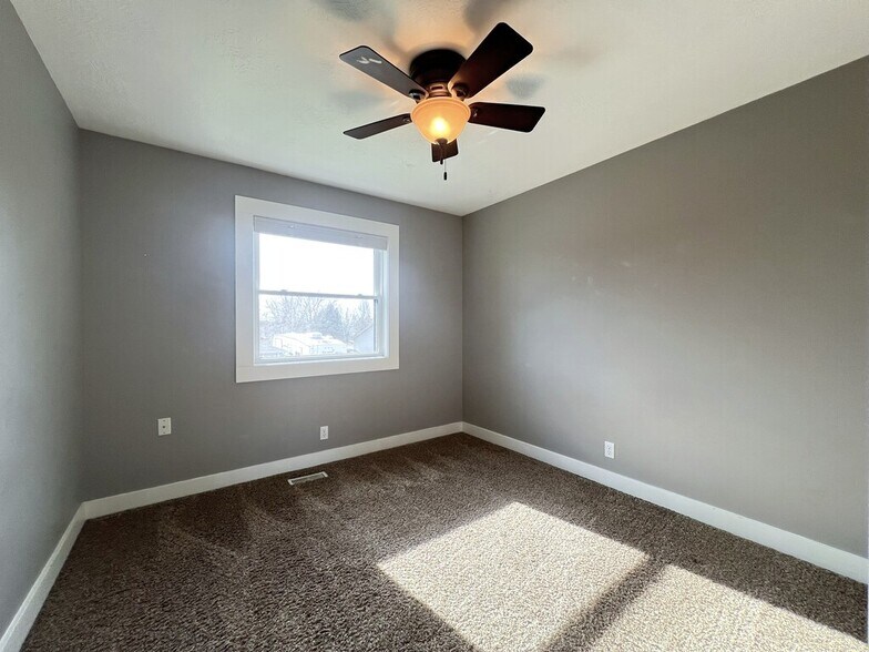 Building Photo - 2541 E Clarene Ct