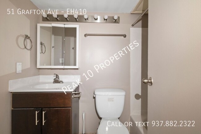 Building Photo - Beautiful 2 bedroom, secured entry, close ...