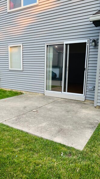 Building Photo - 722 E Whispering Oaks Dr