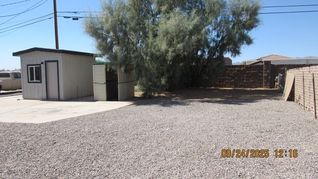 Building Photo - 3 bedroom 2 bathroom with Solar!!!!