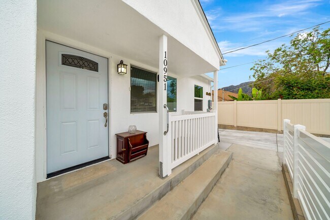Building Photo - 10951 Whitegate Ave