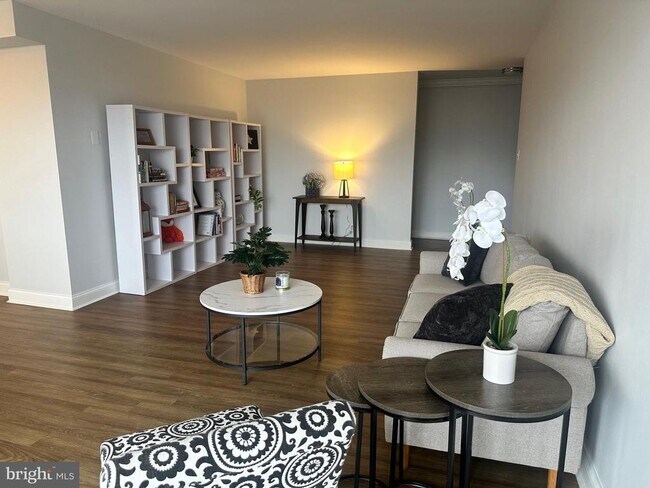 Building Photo - 8315 N Brook Ln