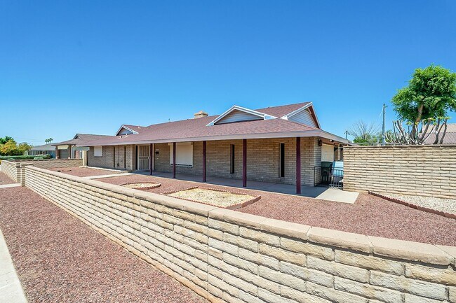 Building Photo - Move in Ready! 3 Bedrooms, 3 Bathrooms & P...