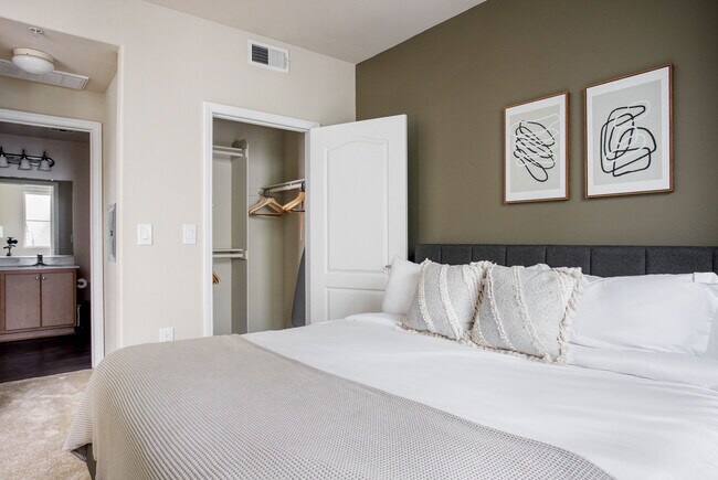 Building Photo - 5535 Westlawn Ave