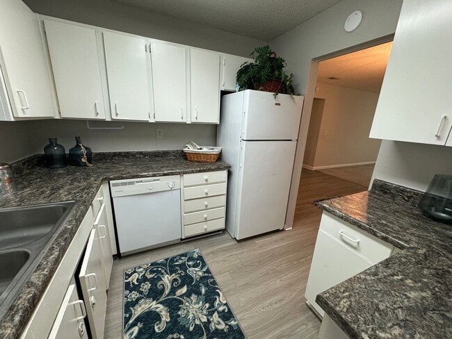 Building Photo - RENOVATED 3/2 TOWNHOUSE MOVE IN READY!