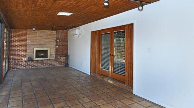 Building Photo - Charming Sam Hughes Brick Home with large ...