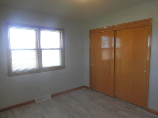 Building Photo - 3 Bed 2 Bath Farmhouse!