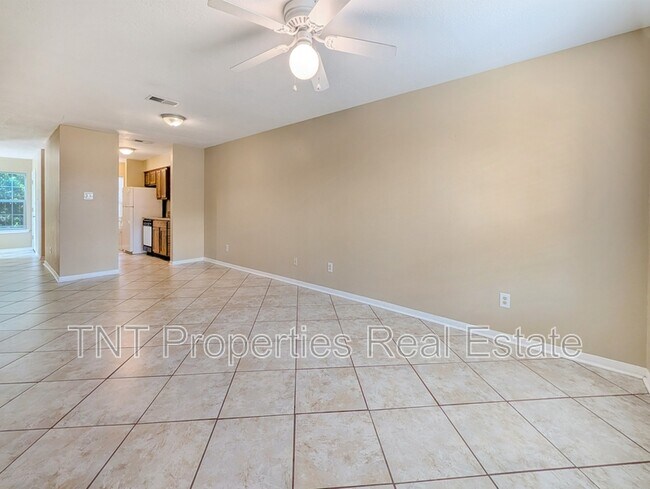 Building Photo - 1811 Woodsman Dr