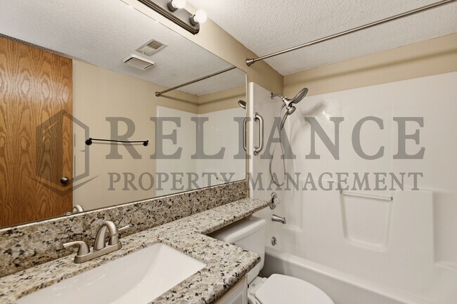Building Photo - 516 N Lakeside Dr