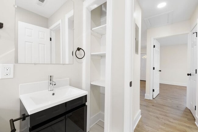 Building Photo - 512 E Branch St