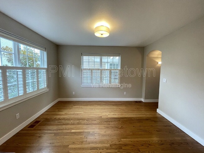 Building Photo - 10235 NW Edgewood Dr