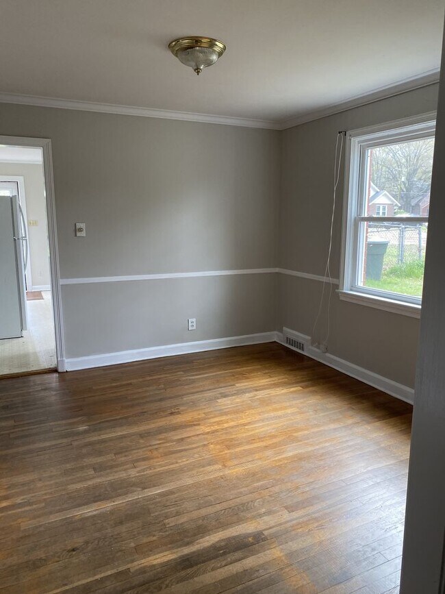 Building Photo - 3 Bedroom two bath in Lindley Park