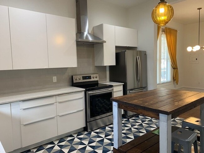 Building Photo - Fully Restored 2BR Classic Near Downtown Dignowity Hill