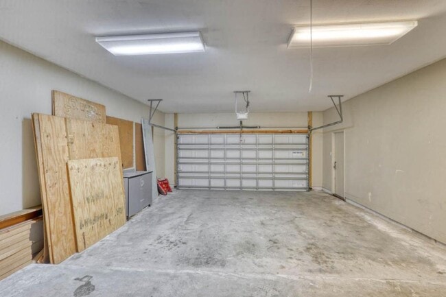 Building Photo - 1002 Bayview Dr