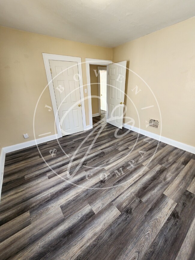 Building Photo - 3 bed 1 bath over 1200 Sq ft. and full basement!